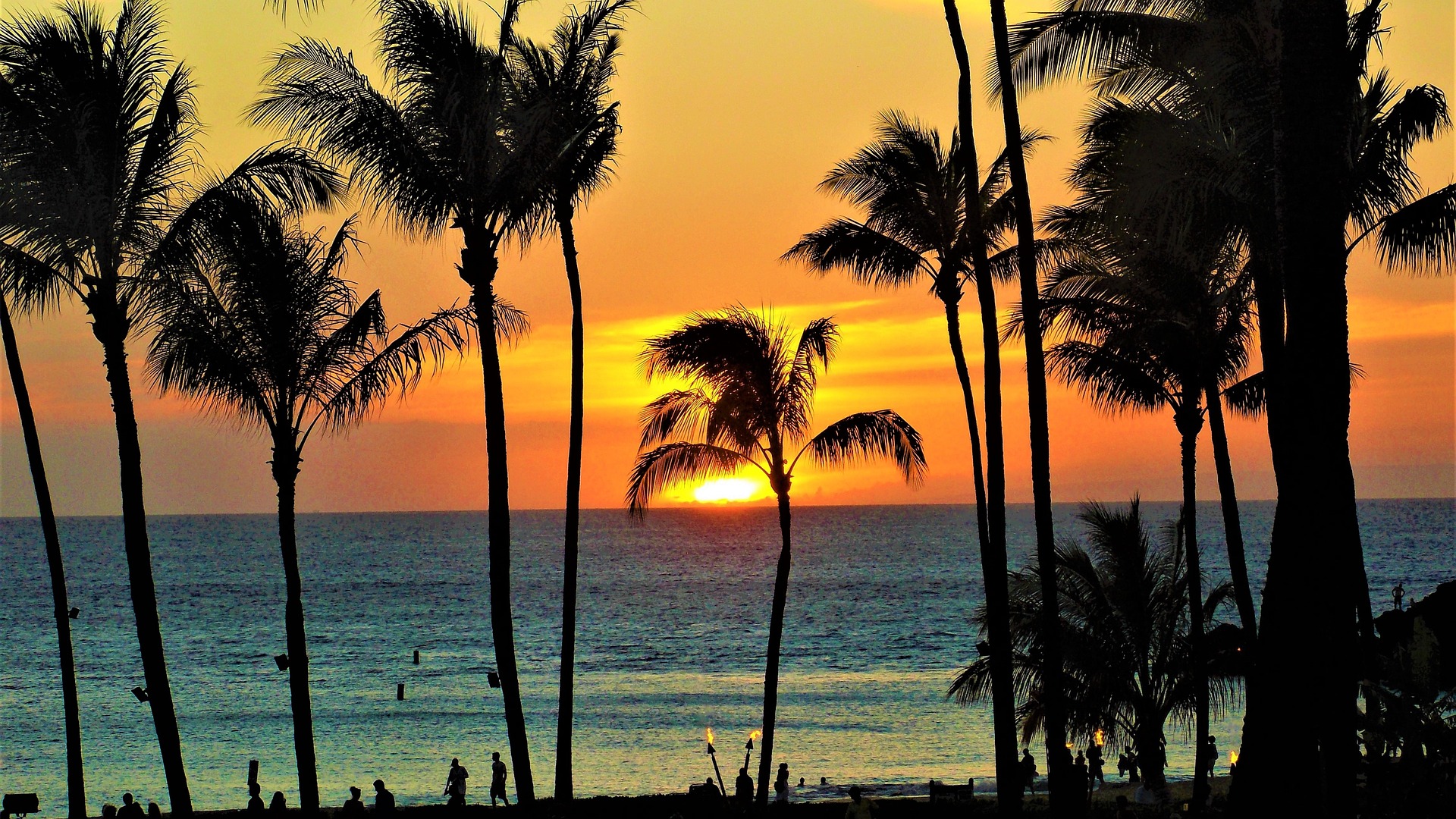 Oceanfront dining on Kauai offers beautiful sunset dining opportunities.